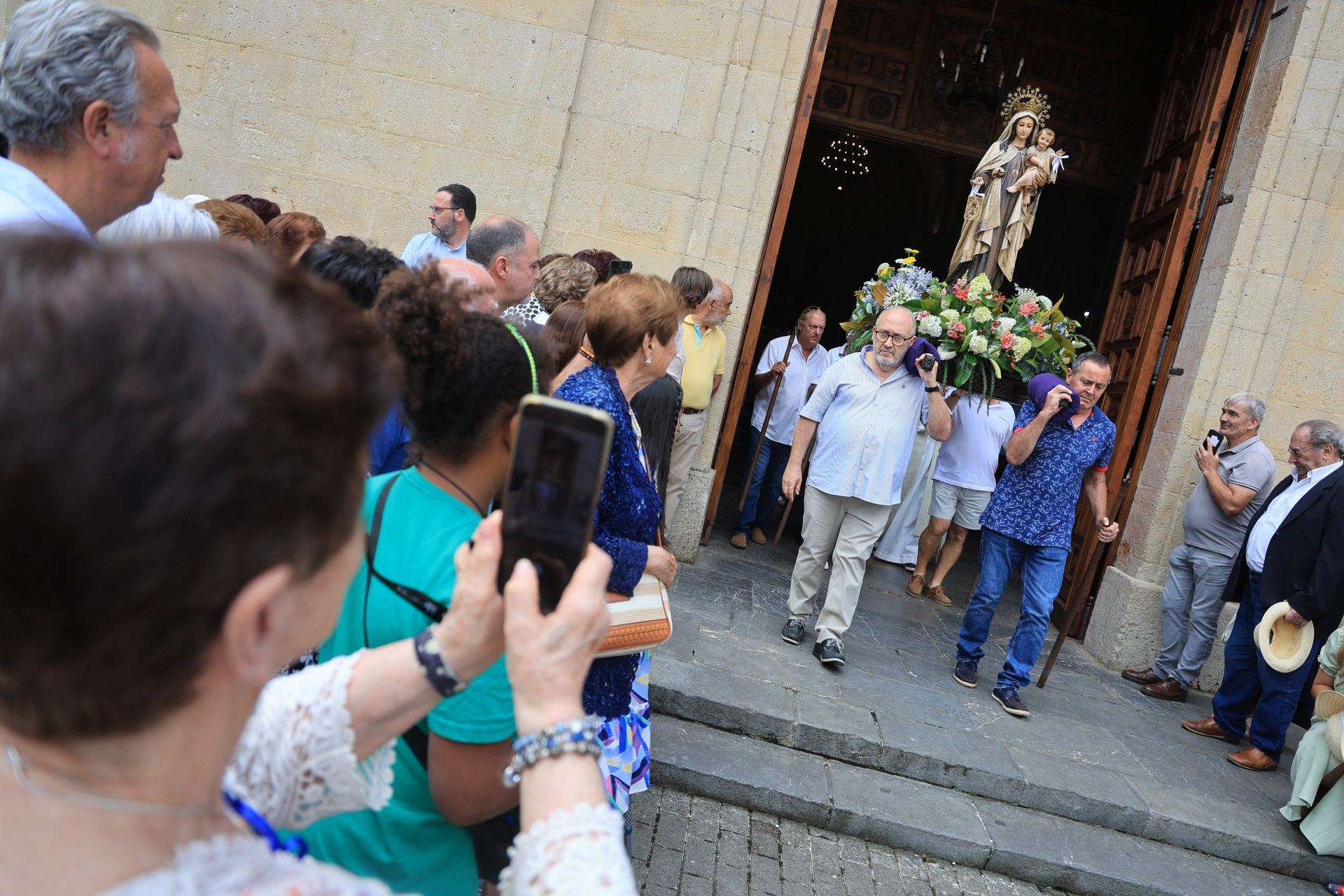 El Carmín de La Pola: misa y procesión antes de la romería