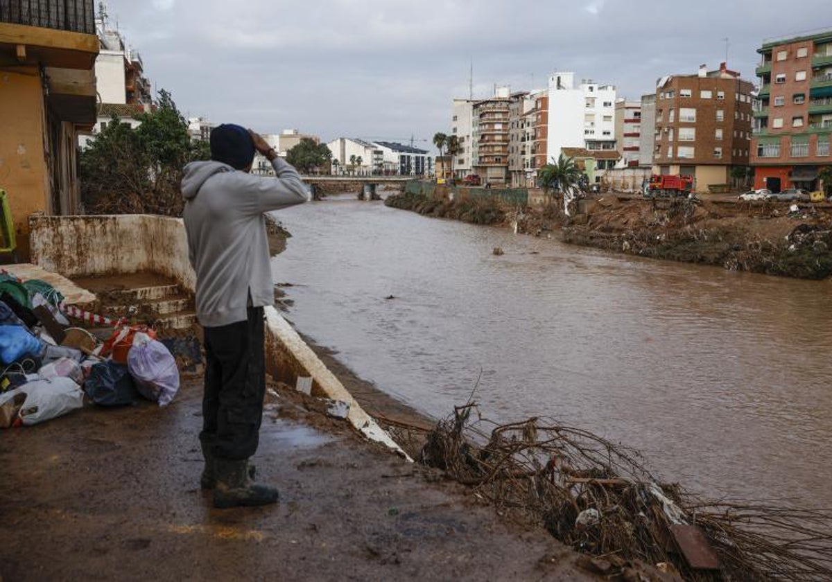 Un vecino observa los daños de la riada a su paso por Paiporta.
