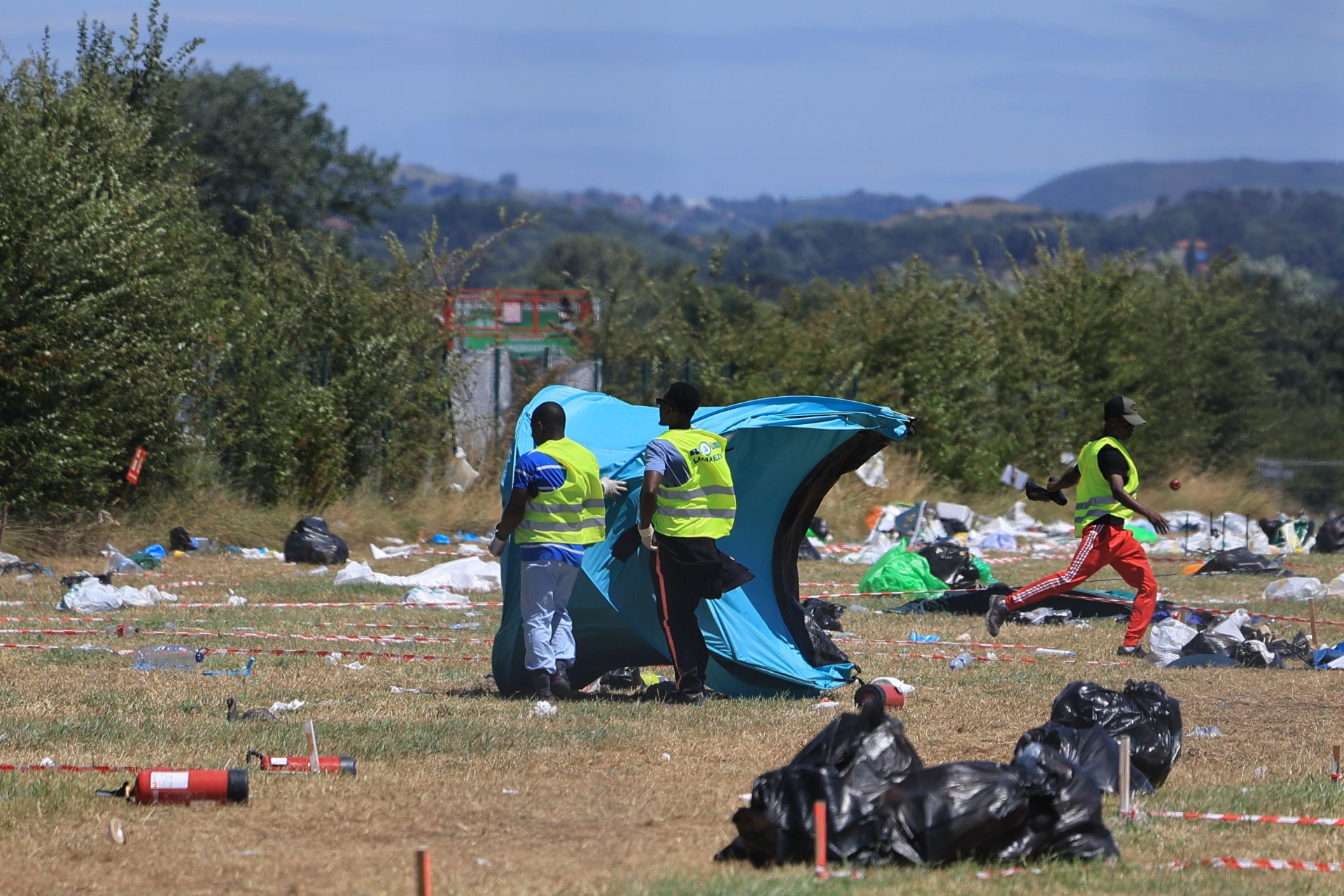 El desmontaje del Boombastic Asturias: basura, neveras portátiles, sillas de camping, calzado...