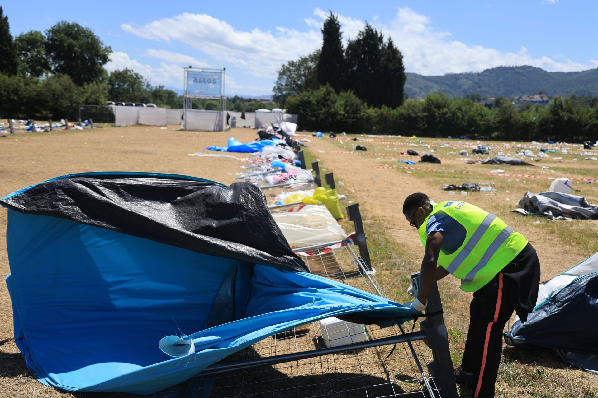 El desmontaje del Boombastic Asturias: basura, neveras portátiles, sillas de camping, calzado...