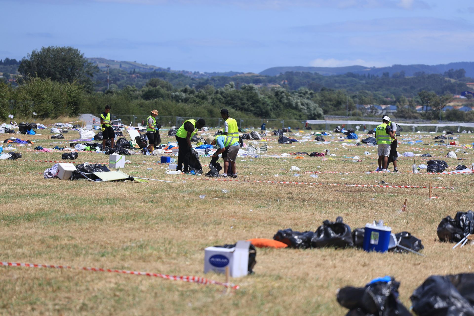 El desmontaje del Boombastic Asturias: basura, neveras portátiles, sillas de camping, calzado...