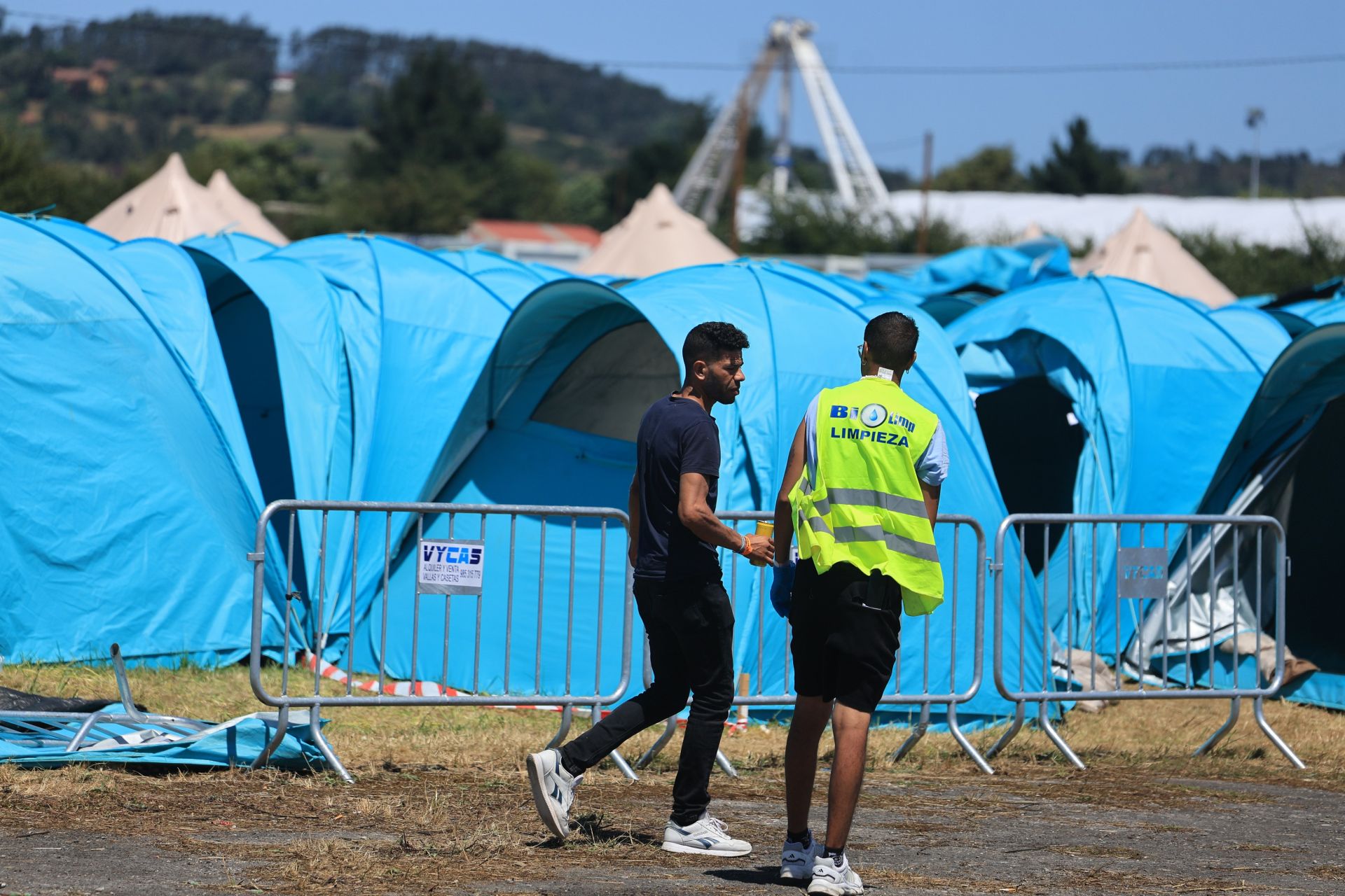 El desmontaje del Boombastic Asturias: basura, neveras portátiles, sillas de camping, calzado...
