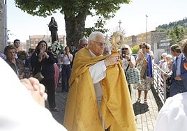 El Padre Ángel ofició la misa en la parroquia de La Magdalena de Avilés y bendijo a los feligreses al finalizar la procesión
