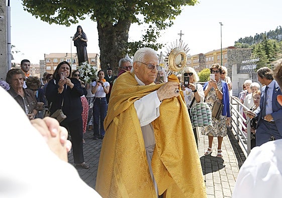 El Padre Ángel ofició la misa en la parroquia de La Magdalena de Avilés y bendijo a los feligreses al finalizar la procesión