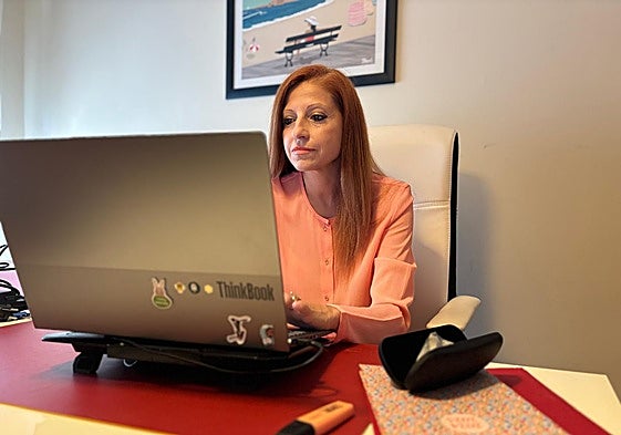 Eva Menéndez Sebastián, en su despacho en la Universidad de Oviedo.