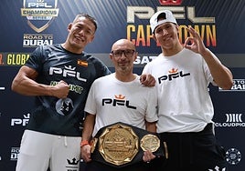 Gerardo López, en el centro con el cinturón de campeón de Costello, a la izquierda, y su hermano a la derecha.