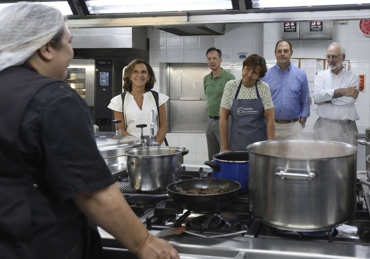La alcaldesa se sienta a la mesa de la Cocina Económica