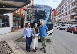 La teniente de alcalde de Grado, Cristina Coalla; la directora general de Transportes, Arantza Fernández; y el responsable de la empresa Autos Corias, Pablo Suárez, en la villa moscona