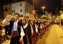 Traslado de las hogueras de La Magdalena en Llanes, una tradición que se cumplirá en la noche de este 21 de julio.