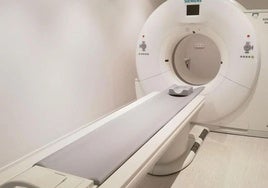 Una máquina de resonancia magnética dispuesta para su uso.