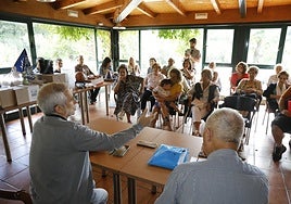 Vecinos de La Manjoya durante una reunión celebrada este lunes con Gaspar Llamazares.