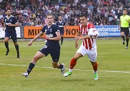 Un momento del partido entre el Sporting de Gijón y el Marino de Luanco de la pasada pretemporada.