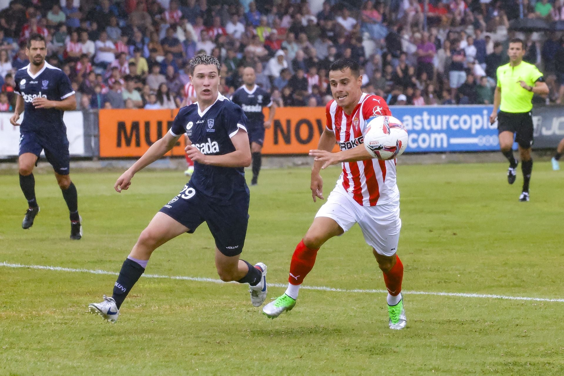 Un momento del partido entre el Sporting de Gijón y el Marino de Luanco de la pasada pretemporada.