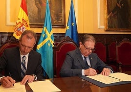 El director de Sekuens, David González, y el alcalde de Oviedo, Alfredo Canteli, durante la firma del convenio.
