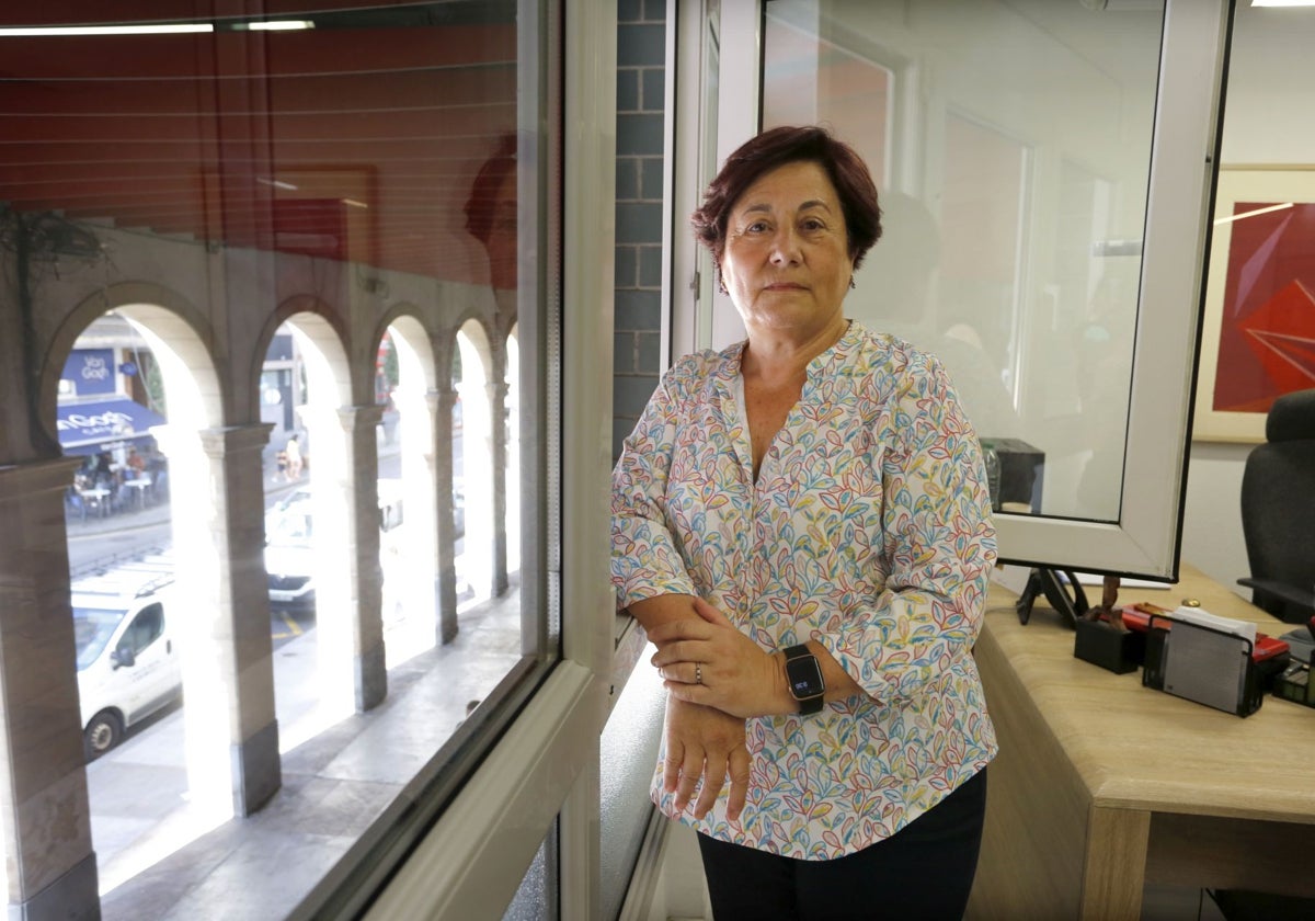 Carmen Moreno posa en el despacho que ha ocupado y trabajado, durante 34 años, en la calle Marqués de San Esteban, en Gijón.