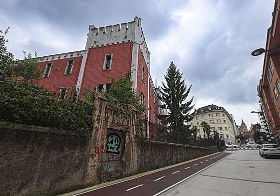 El edificio que da acceso a La Vega, posible sede de la Agencia Estatal de Salud Pública.
