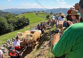 Comitiva nupcial de la boda vaqueira en la braña de Aristébano.