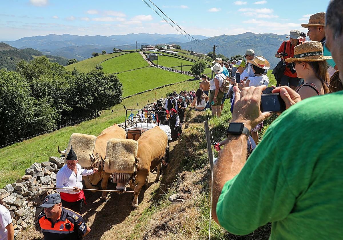 Comitiva nupcial de la boda vaqueira en la braña de Aristébano.
