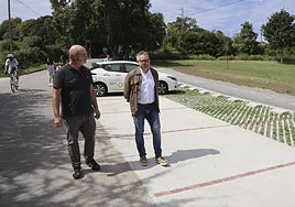 El presidente vecinal de Granda, Chus Barrientos, y el edil de Infraestructuras, Gilberto Villoria, en las nuevas plazas de aparcamiento