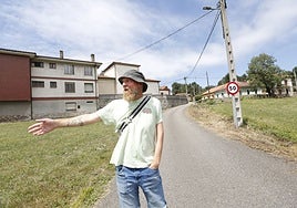 José Luis Fernández, en uno de los caminos de la parroquia, donde llevan semanas registrándose robos en los domicilio.