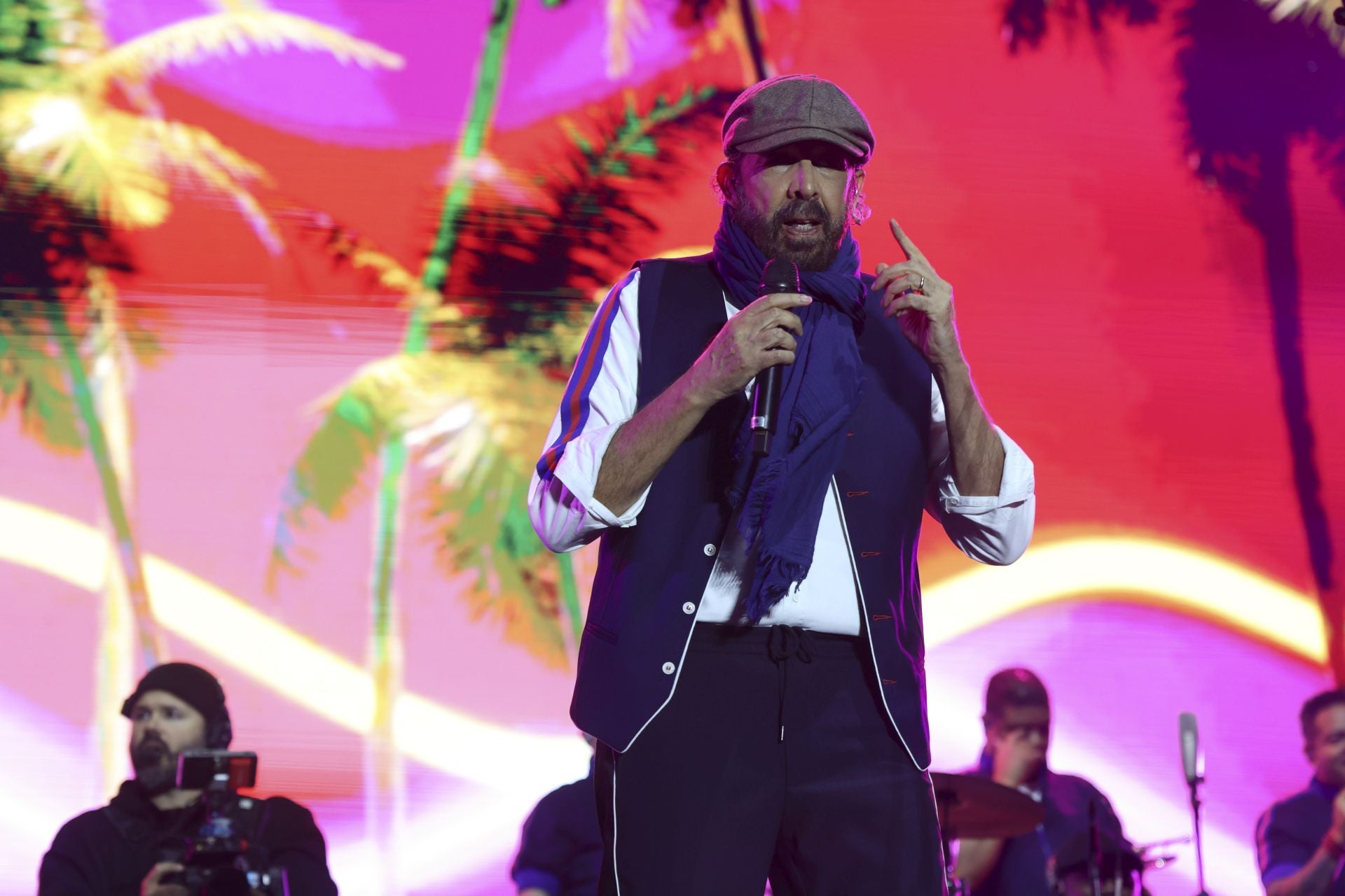 Juan Luis Guerra llena Gijón de burbujas de amor