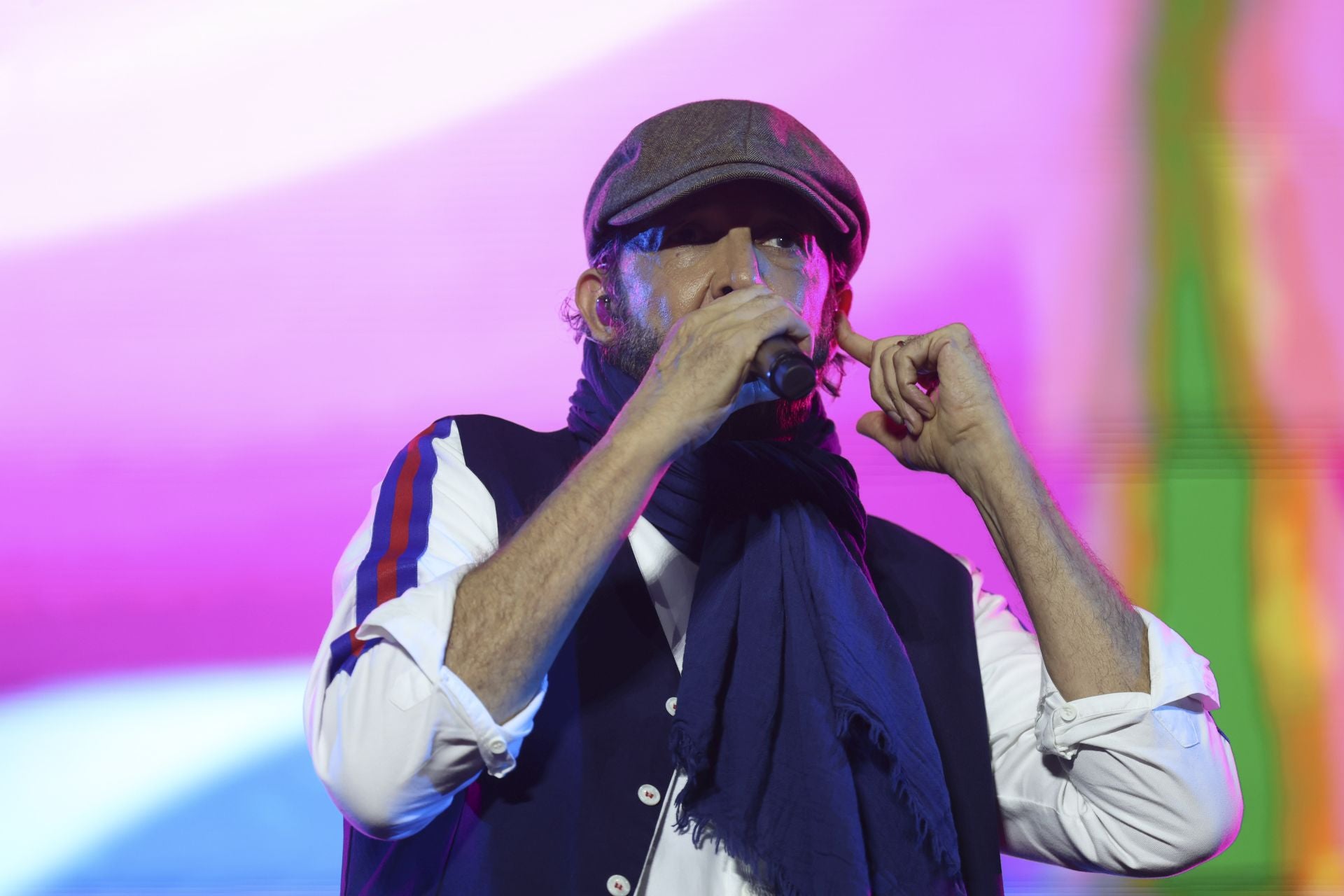 Juan Luis Guerra llena Gijón de burbujas de amor