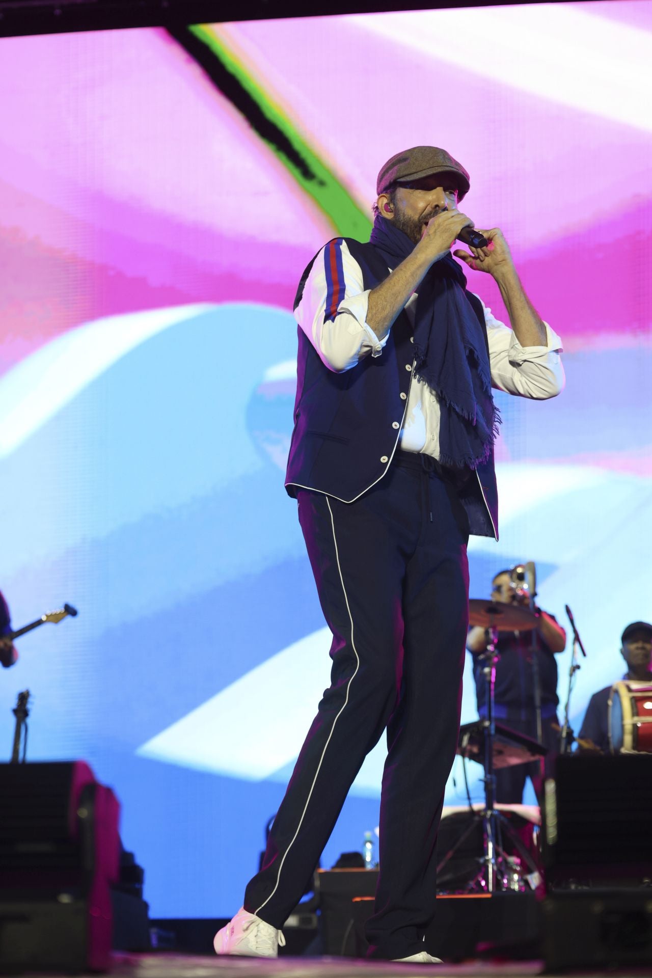 Juan Luis Guerra llena Gijón de burbujas de amor