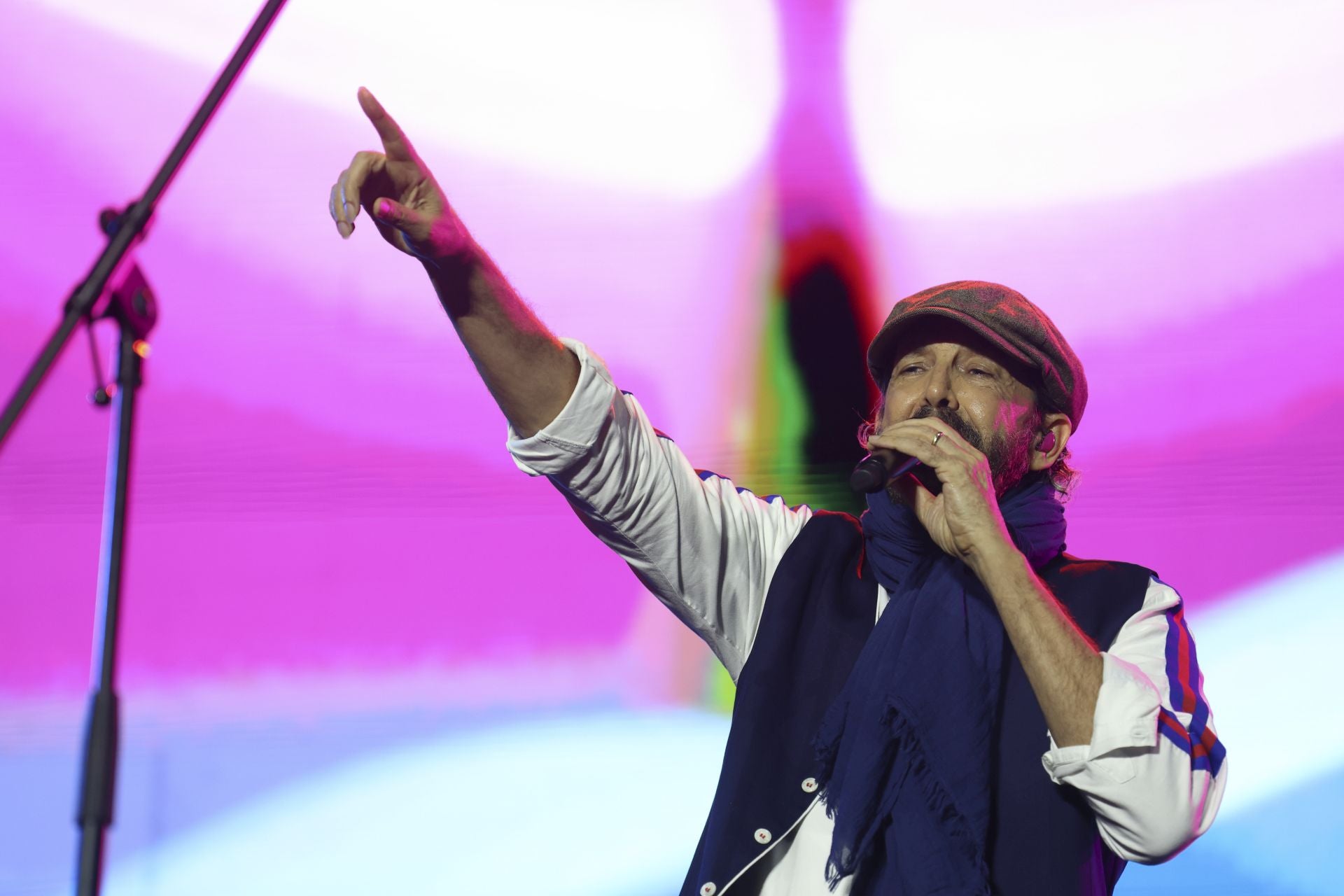 Juan Luis Guerra llena Gijón de burbujas de amor