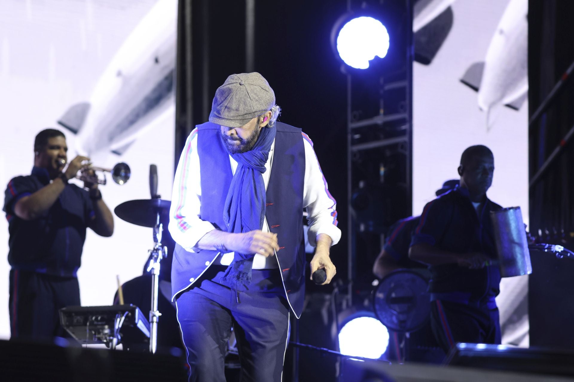 Juan Luis Guerra llena Gijón de burbujas de amor