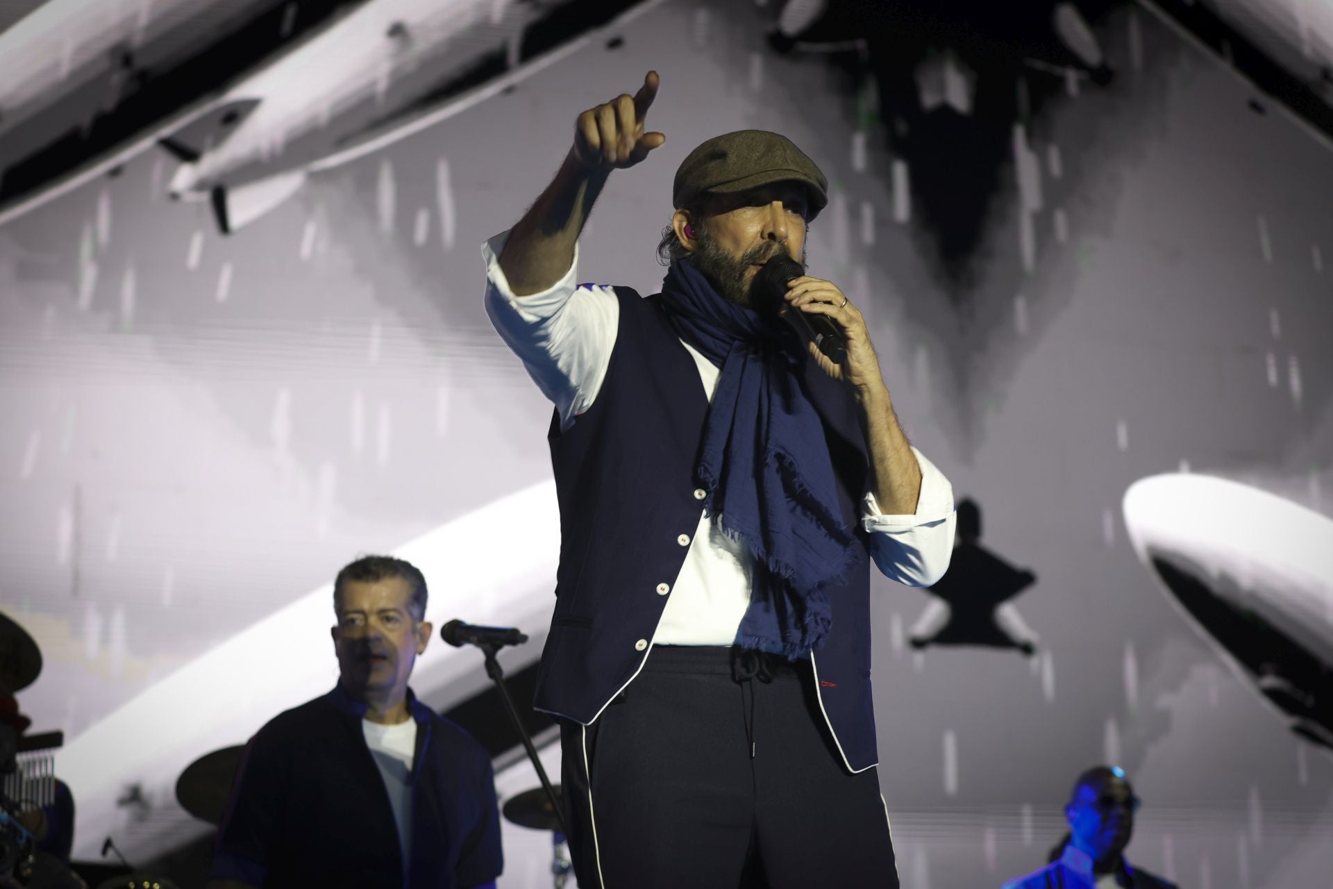 Juan Luis Guerra llena Gijón de burbujas de amor