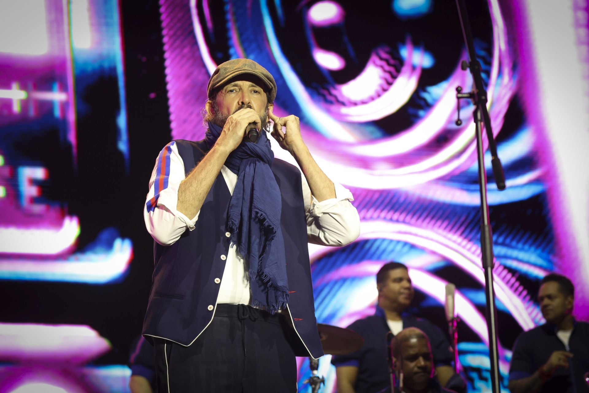 Juan Luis Guerra llena Gijón de burbujas de amor