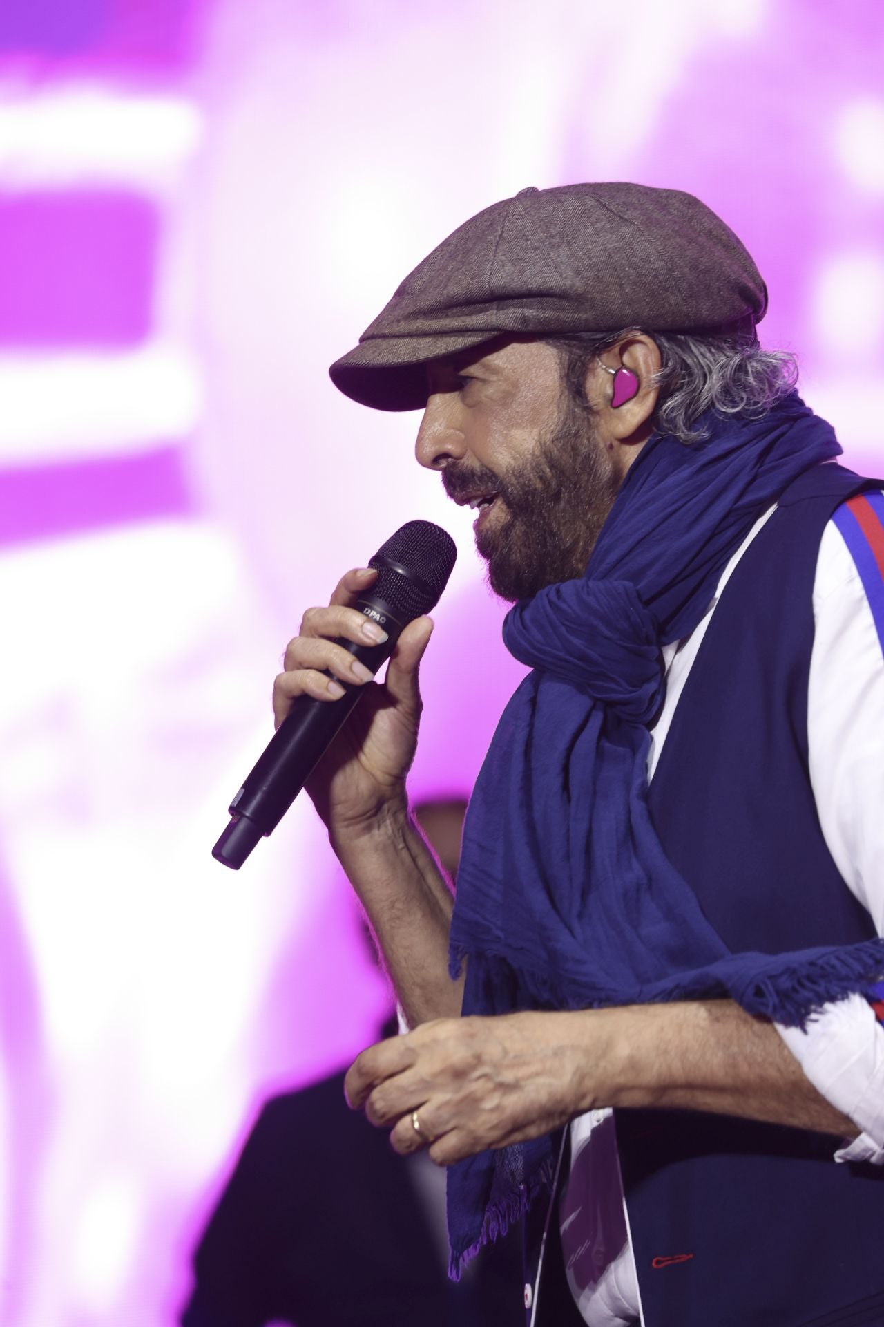Juan Luis Guerra llena Gijón de burbujas de amor