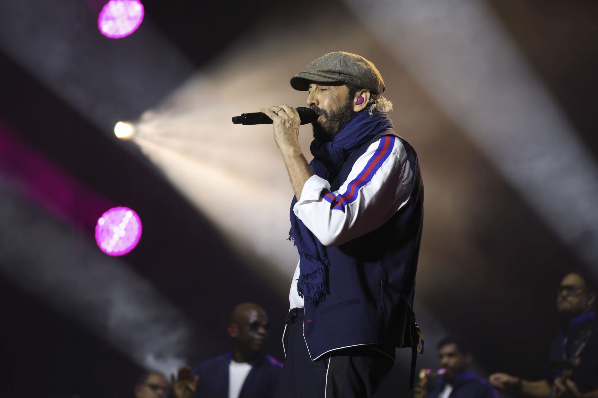 Juan Luis Guerra llena Gijón de burbujas de amor