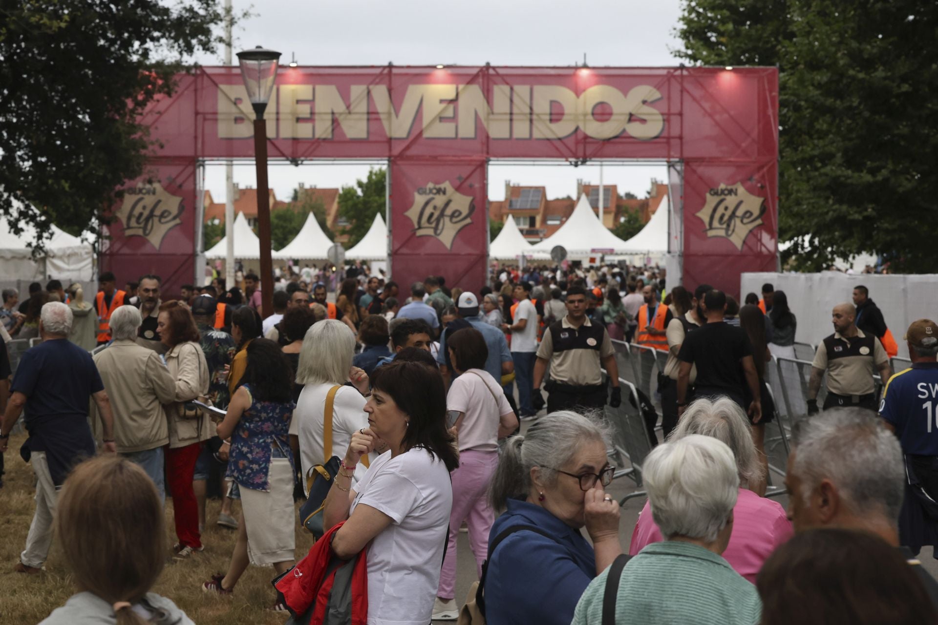 Juan Luis Guerra llena Gijón de burbujas de amor