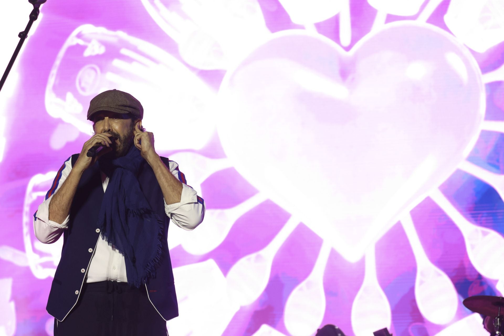 Juan Luis Guerra llena Gijón de burbujas de amor