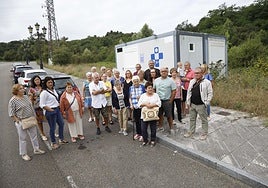 Vecinos de La Manjoya junto al barracón en el que pasa consulta el médico.