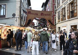 La concejala de Festejos, Yolanda Alonso, presentó el programa completo y el cartel de las fiestas de San Agustín de Avilés.