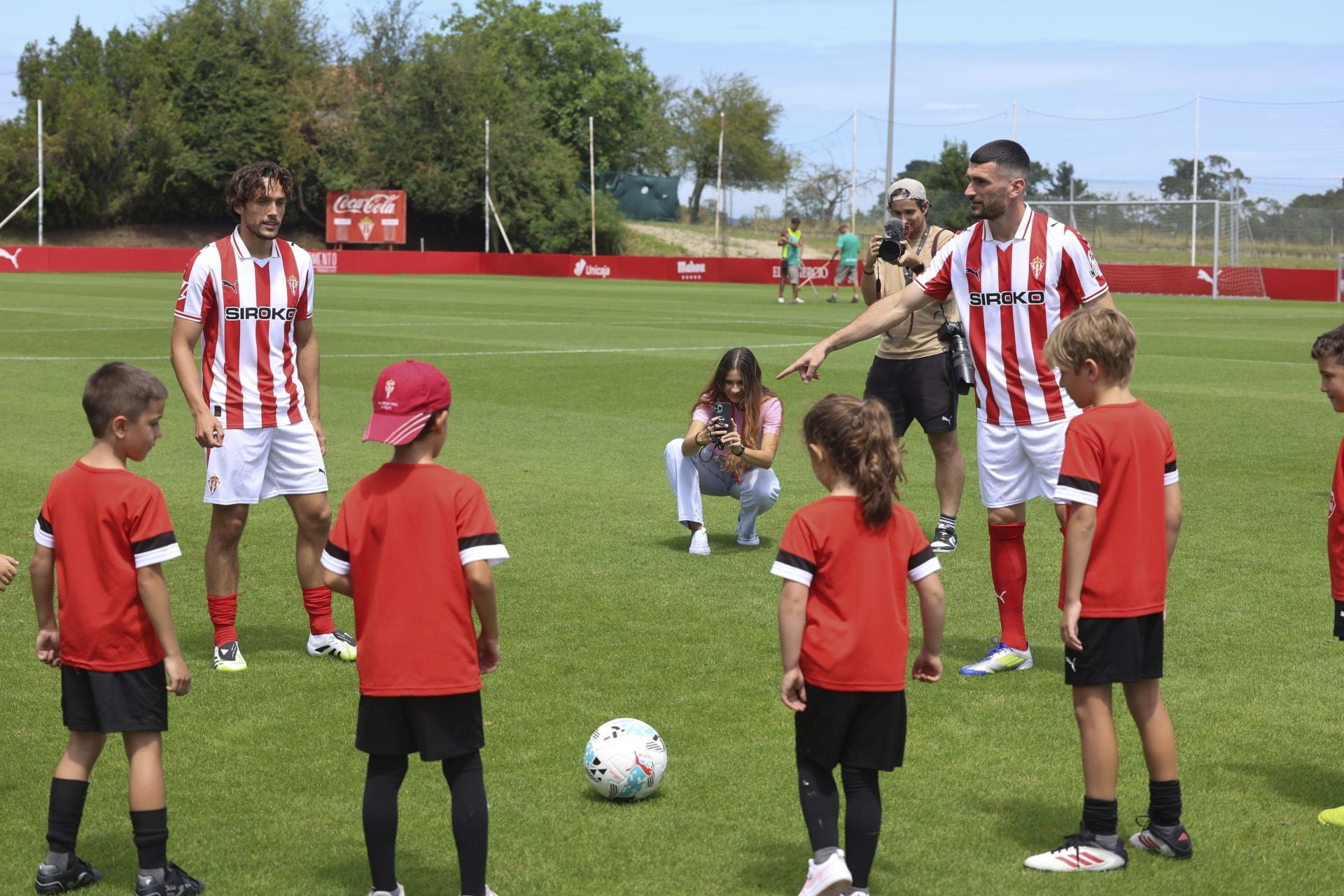 Así fue la presentación oficial de Álex Corredera y Pablo Vázquez en el Sporting