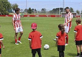 Así fue la presentación oficial de Álex Corredera y Pablo Vázquez en el Sporting