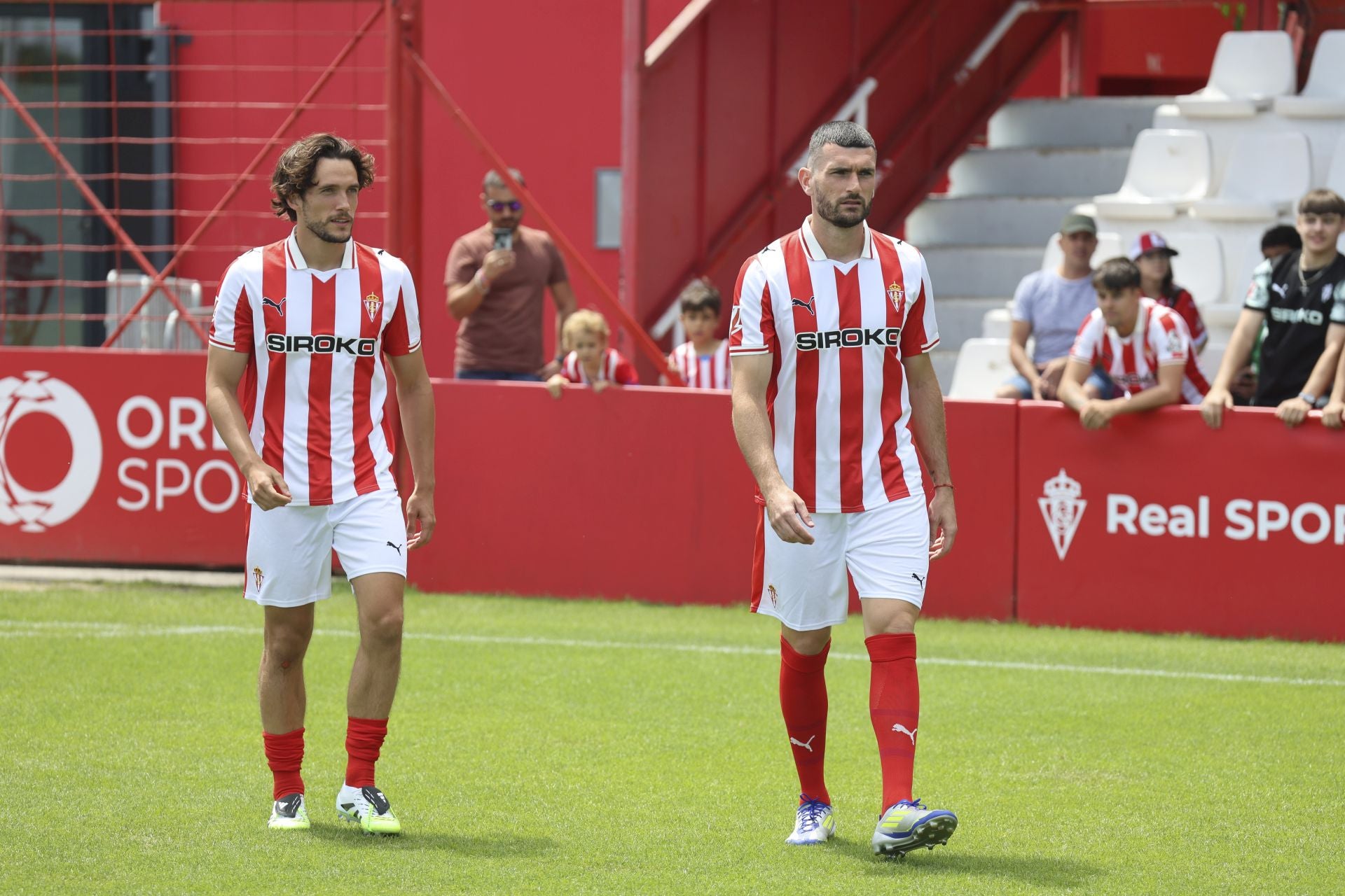 Así fue la presentación oficial de Álex Corredera y Pablo Vázquez en el Sporting