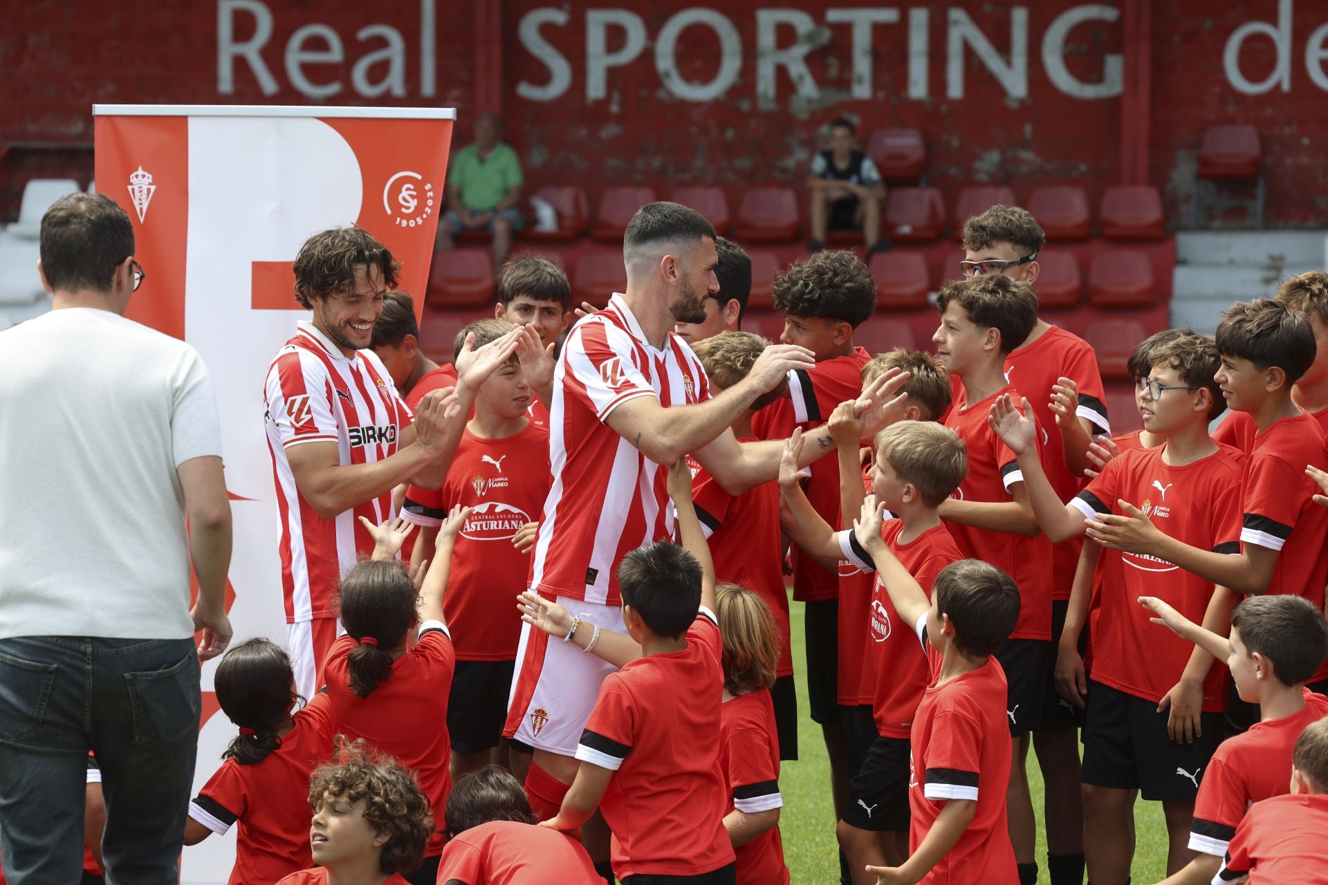 Así fue la presentación oficial de Álex Corredera y Pablo Vázquez en el Sporting
