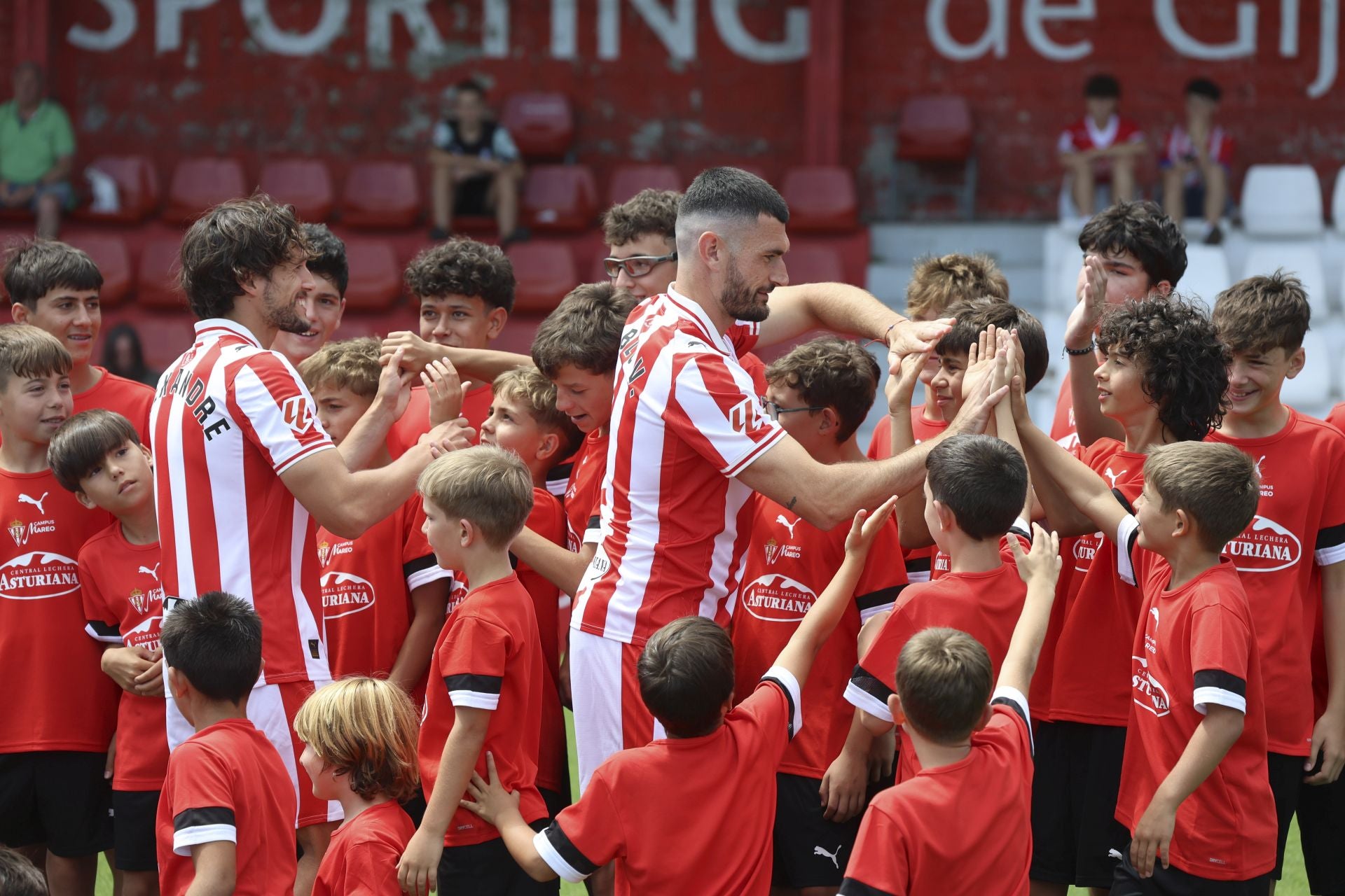 Así fue la presentación oficial de Álex Corredera y Pablo Vázquez en el Sporting