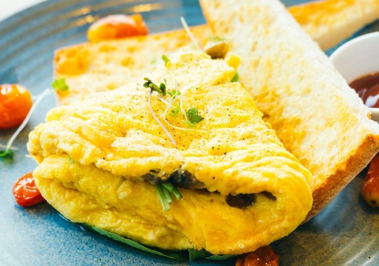 Al microondas y en menos de un minuto: el truco del chef José Andrés para elevar la tortilla francesa a otro nivel