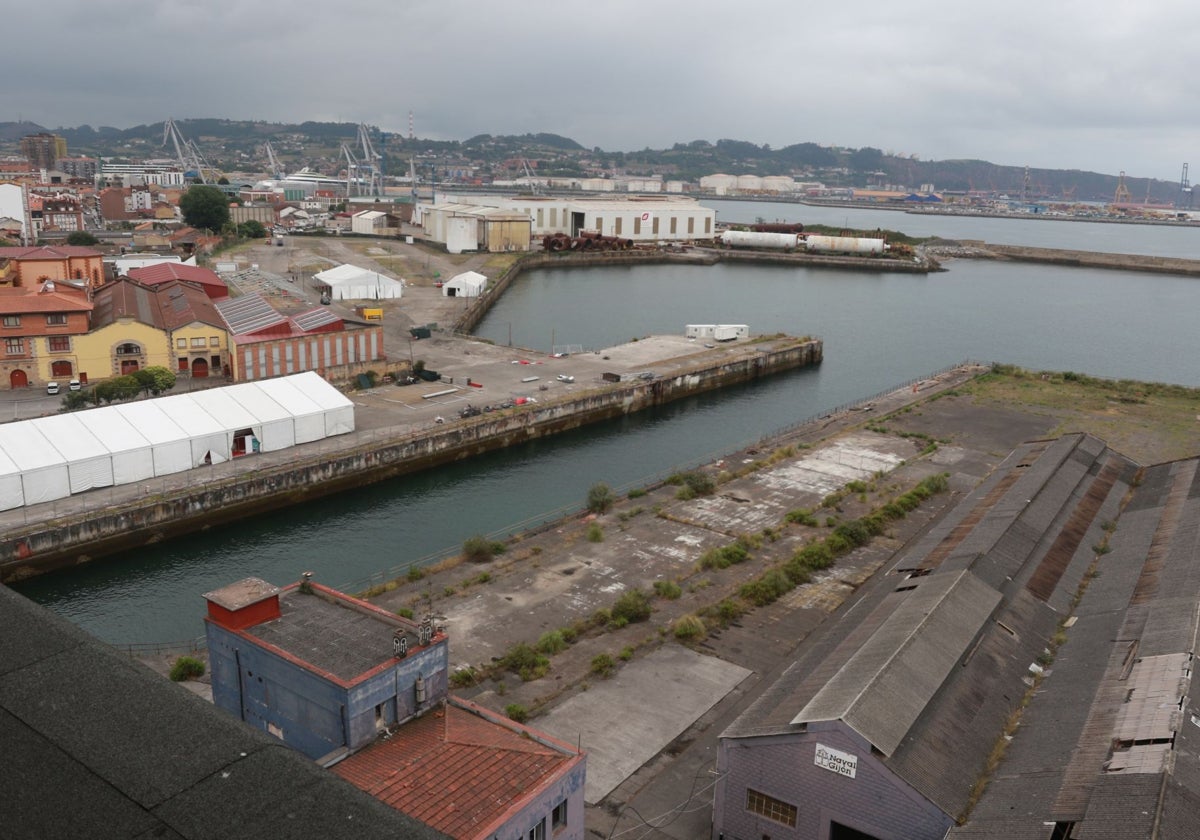 Terrenos del antiguo astillero de Naval Gijón, con las últimas carpas de la Semana Negra.