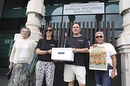 Carmina Lete, Carla Petrelli, Sergio Álvarez y Belén García, delante de la Pescadería con las 1.552 firmas.