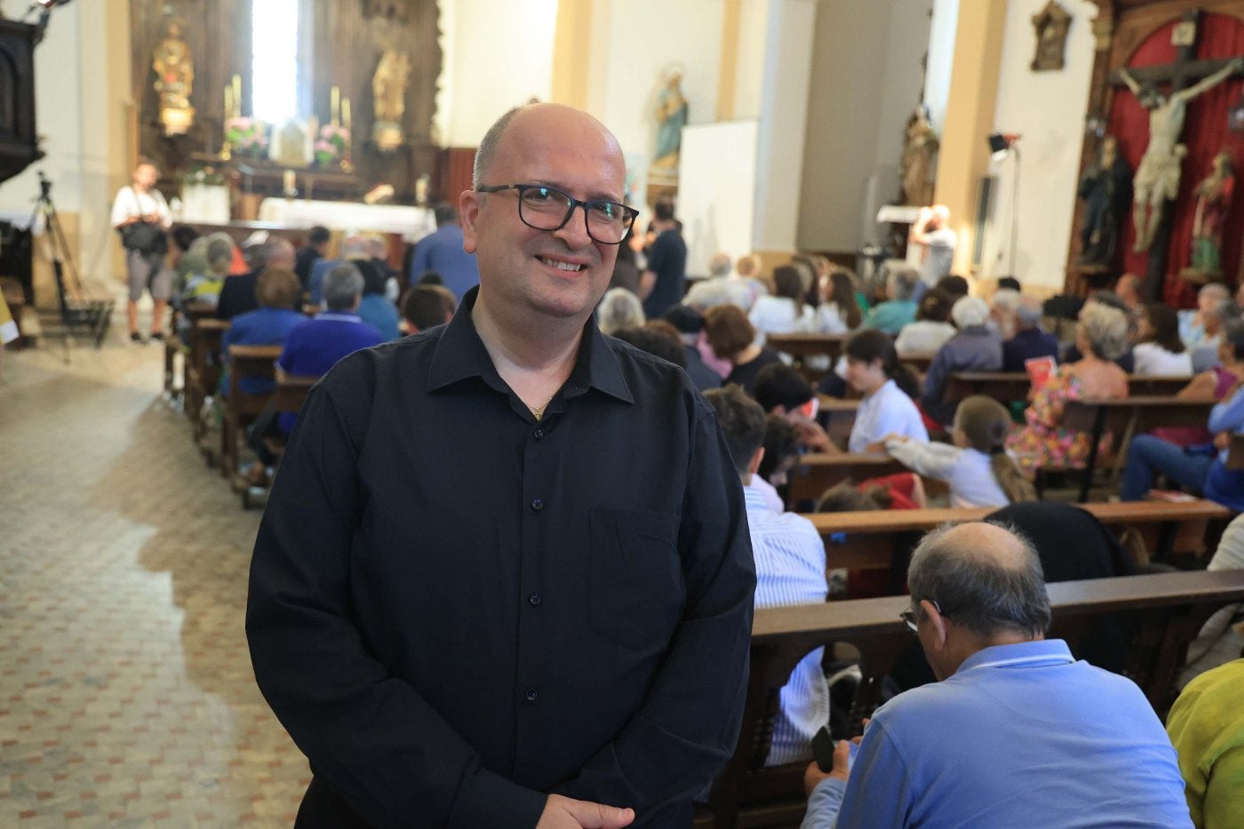 Josep Solé en la iglesia de Soto del Barco antes del concierto.