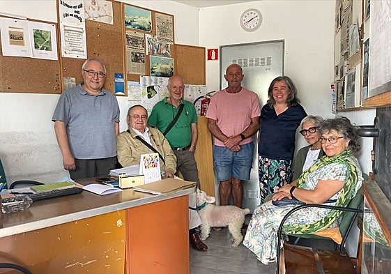 Parte de la junta directiva de La Florida en el local donde se reúnen, apenas caben.