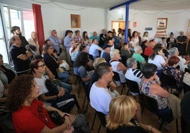 Los vecinos llenaron el salón de actos de la asociación vecinal.