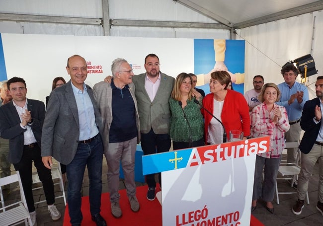 Con su rival en las primarias, Ángel Morales, haciendo campaña juntos en las pasadas elecciones municipales, apoyados por Adrián Barbón y Gimena Llamedo.