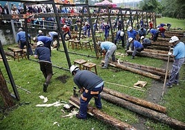 El concurso de entibadores es una de las actividades más destacadas del programa de las fiestas de Santiago de Sama.